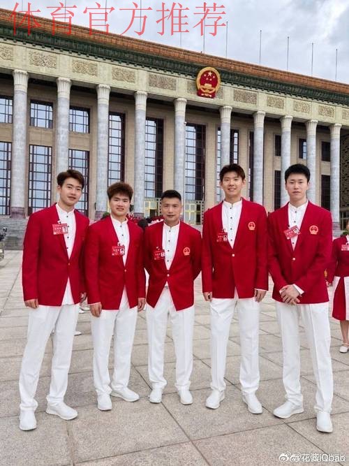 传承与祝福——中国男足与U12小球员亲切合影 传承与祝福——中国男足与U12小球员亲切合影