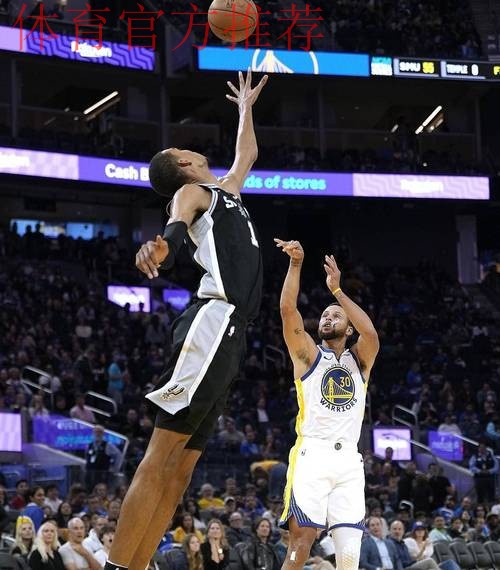 库里单节22分刷爆NBA纪录，文班31+15+10+8失误，勇士逆转马刺