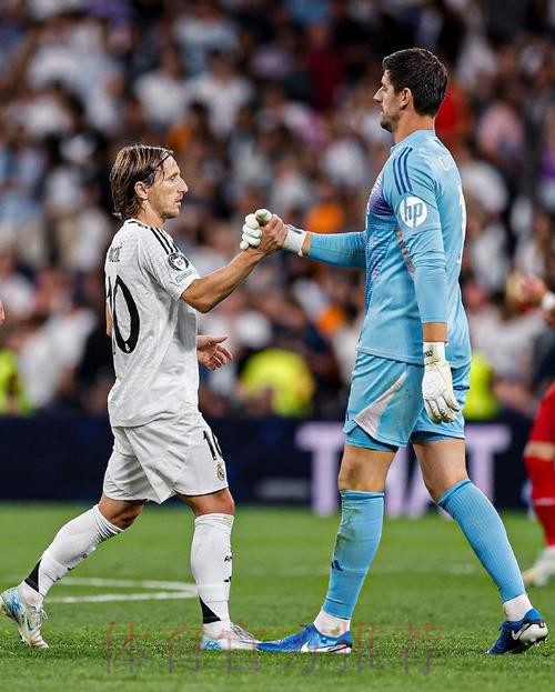 西媒:皇马租借凯帕达协议 库尔图瓦预计赛季报销 西媒:皇马租借凯帕达协议 库尔图瓦预计赛季报销